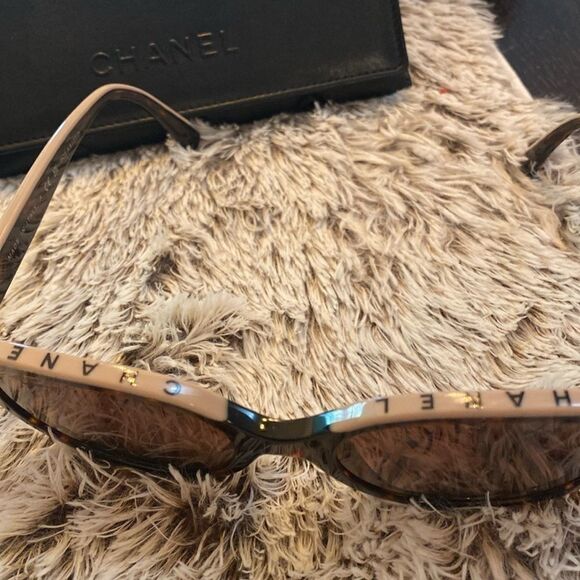 NWOT Chanel Sunglasses tortoise polarized.Box and case included - Picture 3 of 5